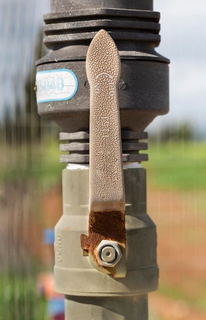 Grifo de agua con asa de cerca