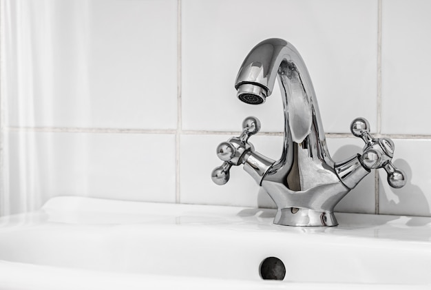 Grifo de agua cerrado en el baño