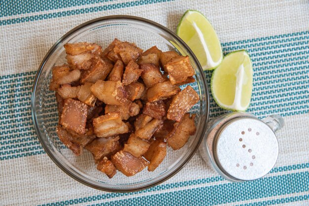 El grifo blanco del fregadero de la cocina