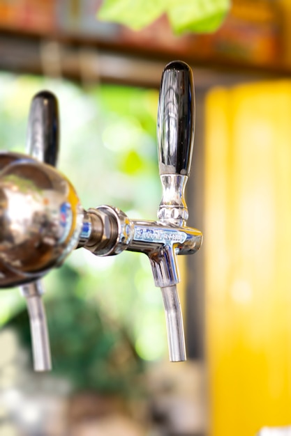 Grifo de cerveza en el bar de cerveza