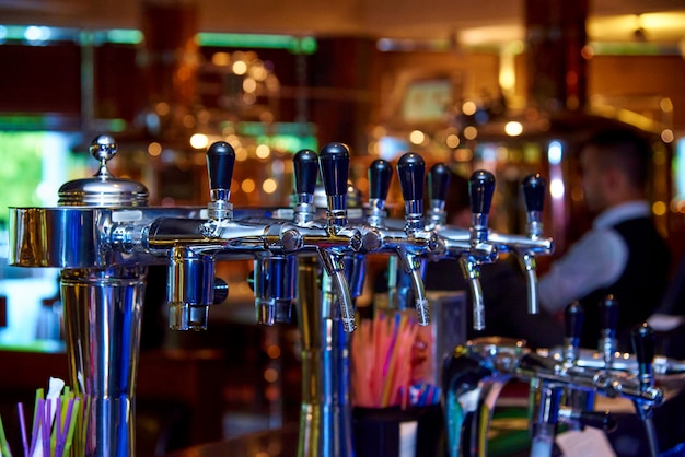 Grifo de cerveza en el bar del restaurante.