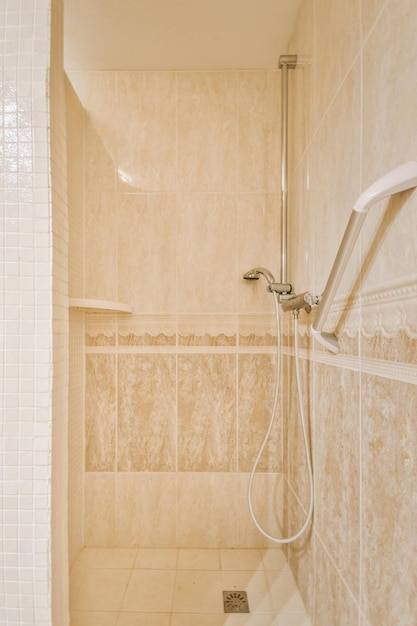 Grifo de ducha en baño con azulejos