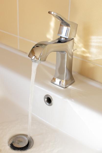 Foto grifo moderno en baño amarillo con agua corriente