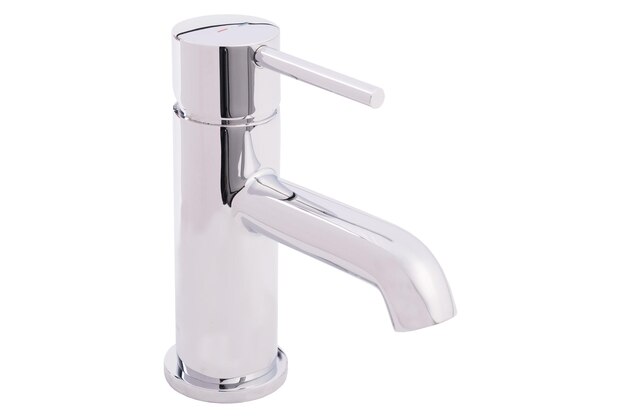 Grifo moderno, un grifo mezclador de agua fría/caliente, para el baño aislado en un fondo blanco