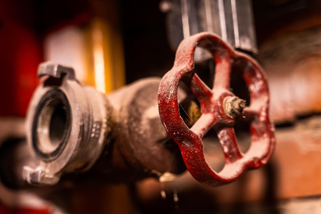 Grifo de suministro de agua en la tubería principal Fondo de pared de ladrillos rojos Primer plano