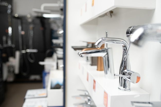 Grifos de agua modernos para cocina y baño en la tienda