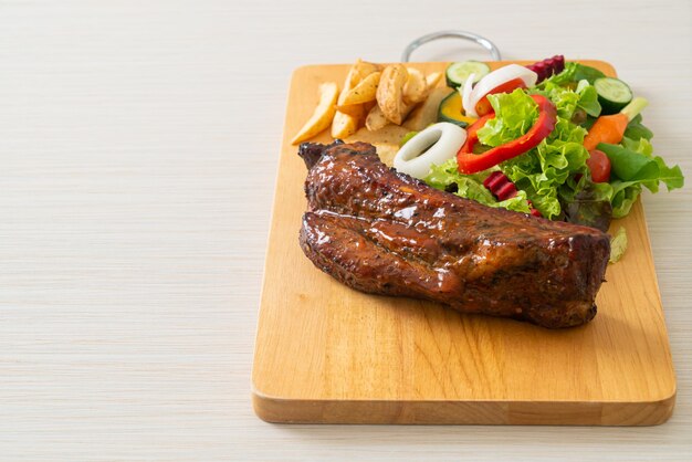 grill churrasco costeletas de porco com legumes