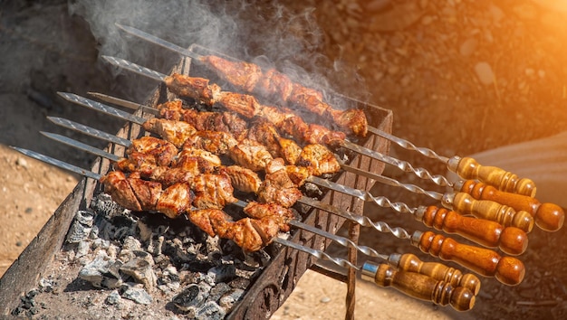 Grill gegrilltes Schweinefleisch Kebab Fleisch Lammkebab mariniertes Grillfleisch Schaschlik Schaschlik im Freien