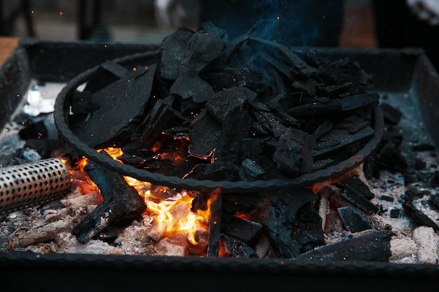 Grill Pit mit flammenden Holzkohle BBQ Hot Grill mit Edelstahlgitter isoliert Hintergrund Ansicht von oben Grill Kettle Grill auf Hinterhof bereit Grillen Cookout Essen