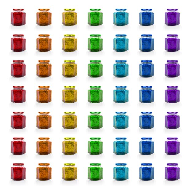 Grilla colorida de cuarenta y nueve frascos de mermelada hexagonales de colores arco iris con tapas de metal ideales para la marca Diseño de envases fotografía de productos minimalista Aislado sobre fondo blanco
