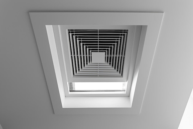 Grilla de ventilación doméstica blanca para el interior de la casa de apartamentos Concepto de ventilación forzada en la pared bajo
