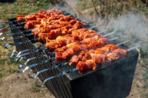 Grillen am Spieß auf dem Grill