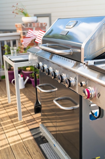 Grillen im Freien auf einem Gasgrill auf der Hinterhofterrasse.