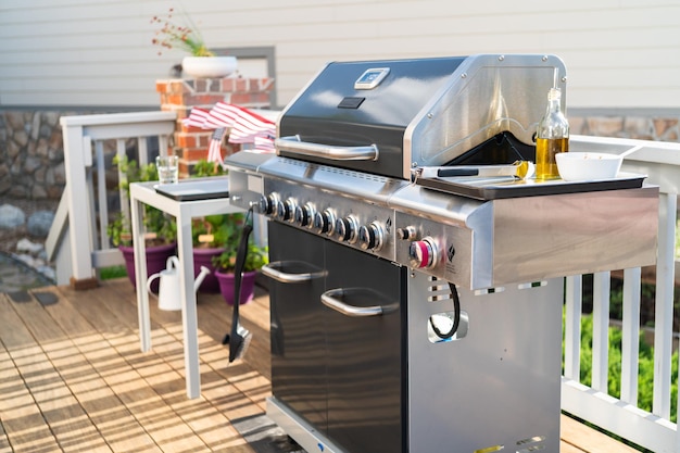 Grillen im Freien auf einem Gasgrill auf der Hinterhofterrasse.