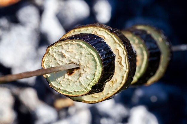 Grillen mit frischen Auberginen auf dem Feuer