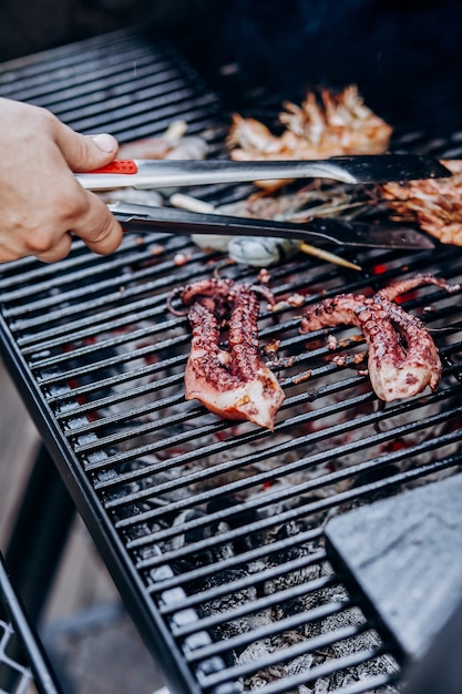 Grillen mit Meeresfrüchten. Sammlung von Tintenfischen und Tigergarnelen auf dem Grill gegrillt