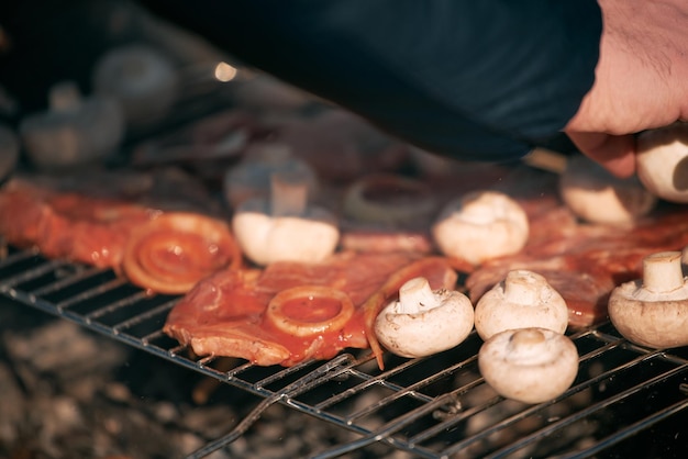 Grillen mit Schweinefleisch und Pilzen