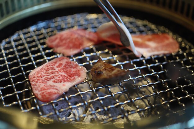 Foto grillen sie das wagyu-rindfleisch in einem berühmten restaurant in taichung, taiwan