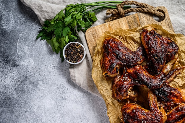 Grillen Sie Hühnerflügel, Bio-Fleisch des Bauernhofes, Draufsicht, Raum für Text