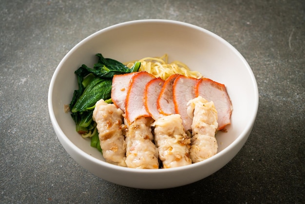 Grillen Sie rotes Schweinefleisch und Wan-Tan-Nudeln mit Suppe im asiatischen Stil