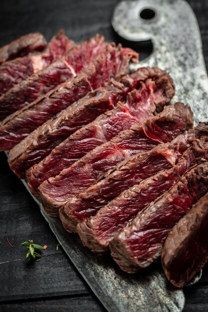 Grillen Sie trocken gereiftes Wagyu-Porterhouse-Steak, gegrilltes, mittelhartes Rindersteak mit Gewürzen, serviert auf altem Fleisch, Metzger geschnittene Draufsicht