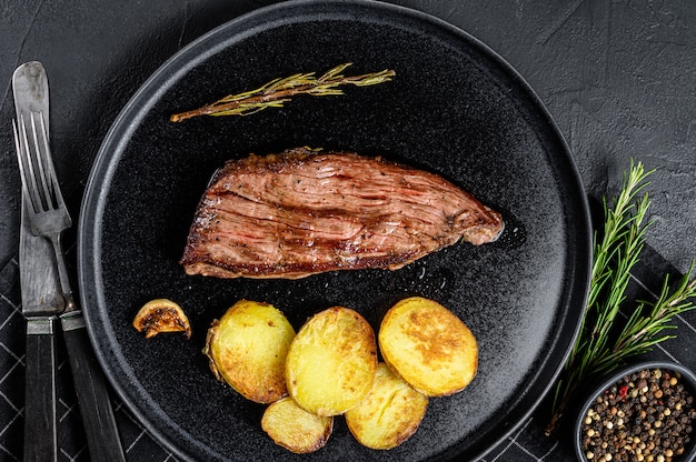 Grillen Sie trockenes gealtertes wagyu Flankensteak. Schwarzer Hintergrund. Ansicht von oben