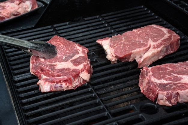 Grillen von frischem Fleisch Grillen von Steaks auf dem Flammengrill