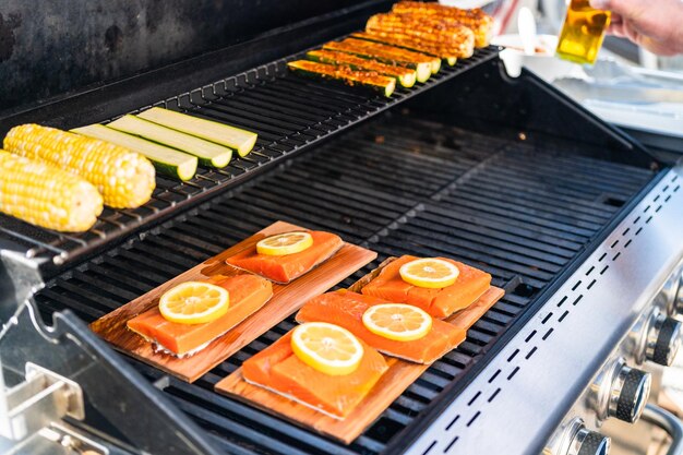 Grillen von Lachs auf einem Gasgrill auf der Terrasse im Hinterhof.