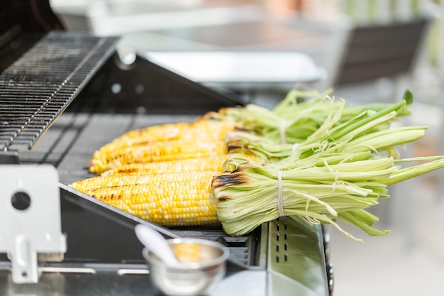 Grillen von mexikanischen Straßenmais Elote auf Gasgrill im Freien.