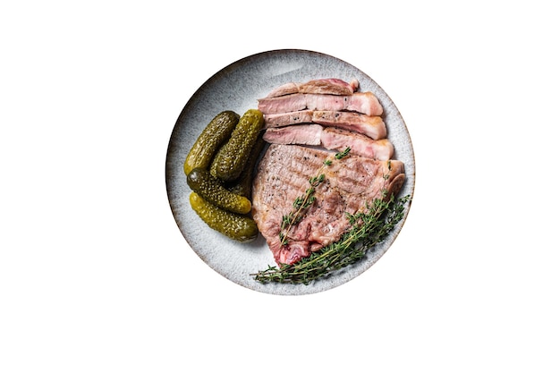 Grillessen Schweinefleischsteaks aus Halsfleisch auf einem Teller mit Hülsen von hoher Qualität Isolierter weißer Hintergrund