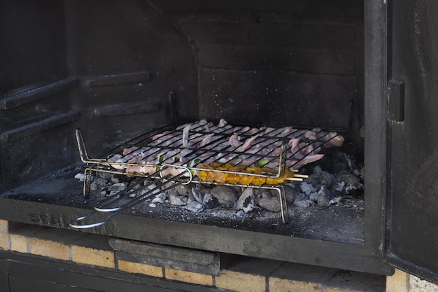 Grillfleisch im Freien zum Kochen bereit