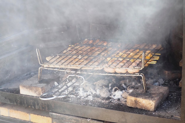 Grillfleisch im Freien zum Kochen bereit