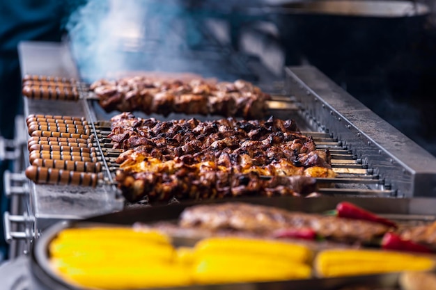 Grillfleisch mit Paprika. Leckeres Essen. schwedischer Tisch