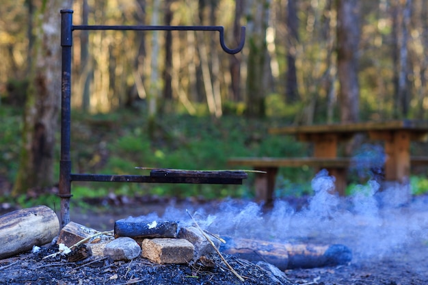 Grillgrill im Herbstwald