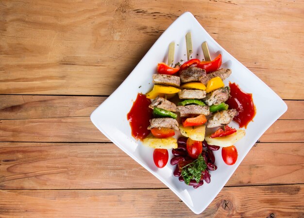 Grillspieße bunte Kabobs auf Teller