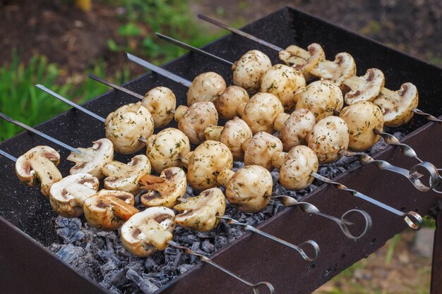 Grillspieße mit gegrillten Champignonpilzen