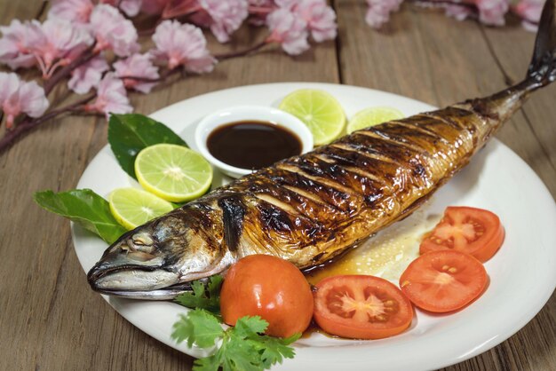 Grillte Makrelenfisch mit Soße und Gemüse