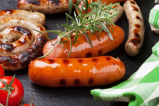 Grillwürste mit Rosmarin und Tomaten