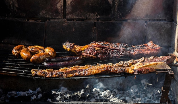 Foto grillwürste und kuhfleisch, traditionelle argentinische küche