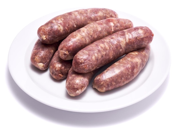 Grillwurst aus rohem Rindfleisch oder Schweinefleisch auf Keramikplatte isoliert auf weißem Hintergrund