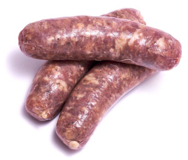 Grillwurst aus rohem Rindfleisch oder Schweinefleisch isoliert auf weißem Hintergrund