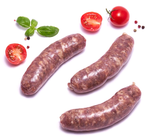 Grillwurst aus rohem Rindfleisch oder Schweinefleisch isoliert auf weißem Hintergrund