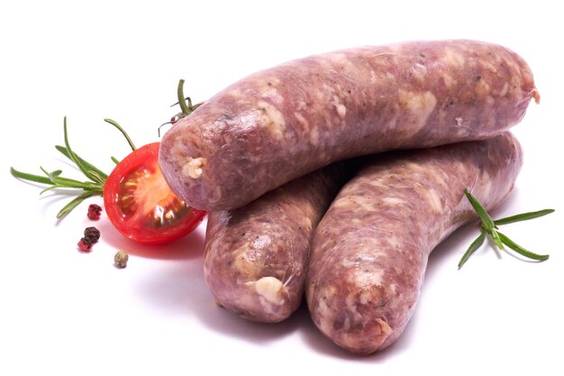 Grillwurst aus rohem Rindfleisch oder Schweinefleisch isoliert auf weißem Hintergrund