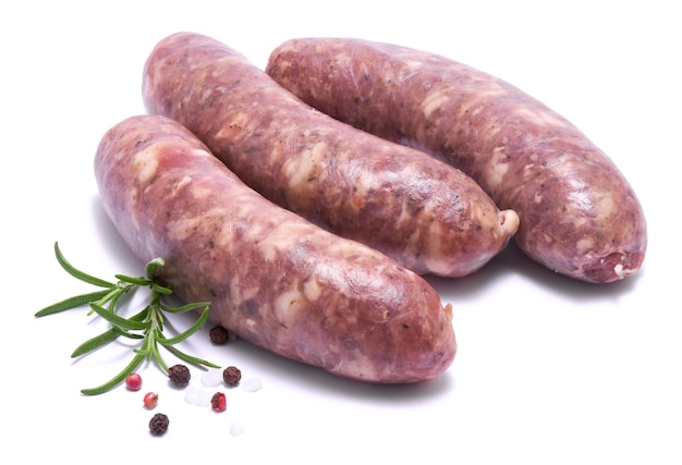 Foto grillwurst aus rohem rindfleisch oder schweinefleisch isoliert auf weißem hintergrund