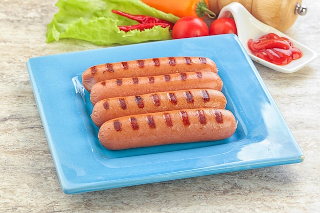 Grillwurst mit Tomatensauce zum Frühstück