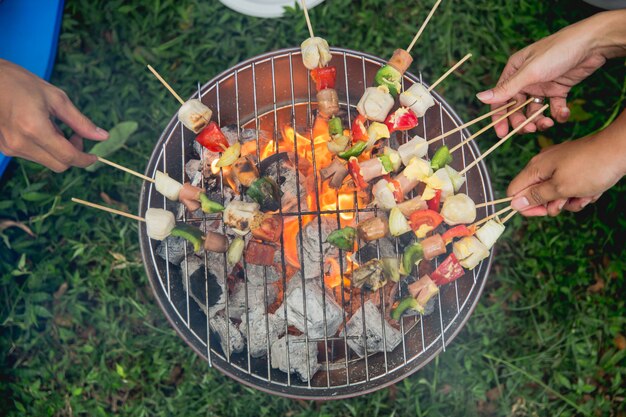 Grillwurst und Spieße