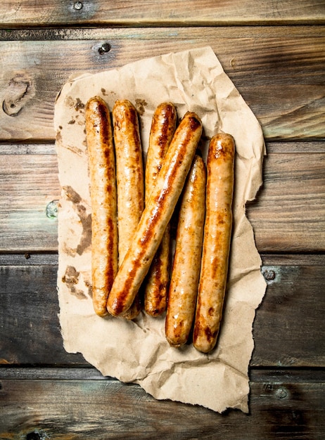 Grillwurst vom Schwein und Rind auf Papier