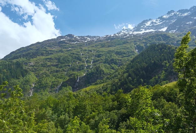 Grimselpass Sommerlandschaft mit Schnee auf dem Gipfel (Schweiz, Berner Alpen)