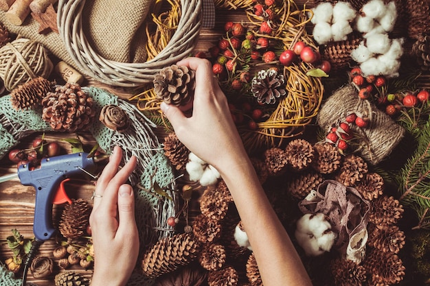 Grinalda de componentes da natureza - preparação para fazer decorações ecológicas naturais com renda