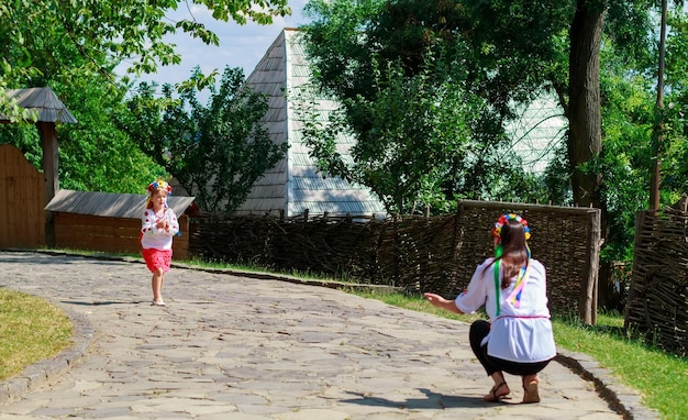 Grinaldas tradicionais ucranianas no fundo das folhas